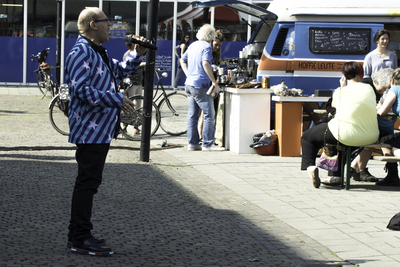 844935 Afbeelding van een optreden van zanger Hans Leeman op de Plantage bij de Amsterdamsestraatweg te Utrecht, als ...